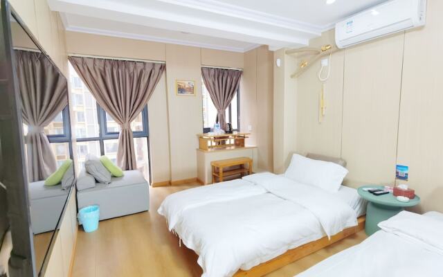Orange Mingwu Hotel with Cat Cafe