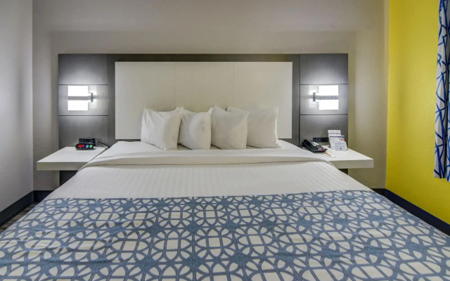 Emerald Coast Inn & Suites