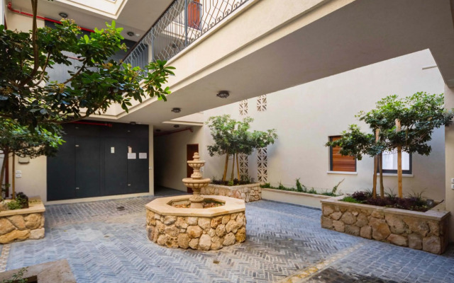 Walk to Beaches from an Arty New-Build Apartment