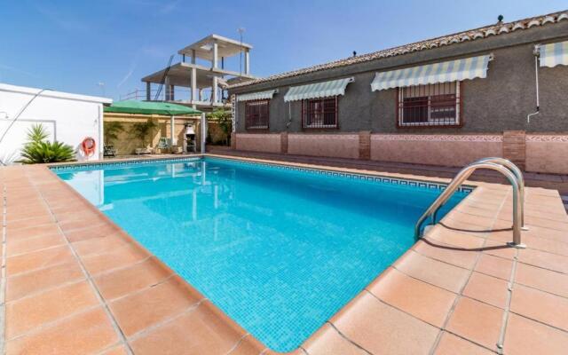 Chalet acogedor con piscina muy cerca de Granada