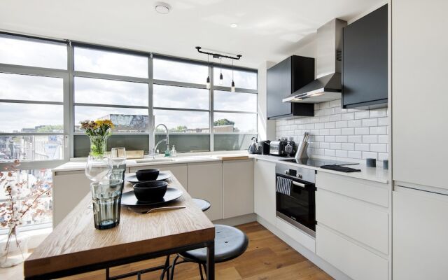 Panoramic Peckham Home by the Overground Station