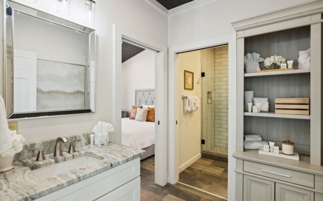 Sunset Chalet 2 Bedroom Cabin by RedAwning