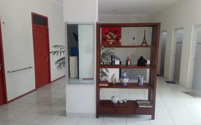Wisma Rumah Kita By Zuzu – Hotel Rooms – Padang