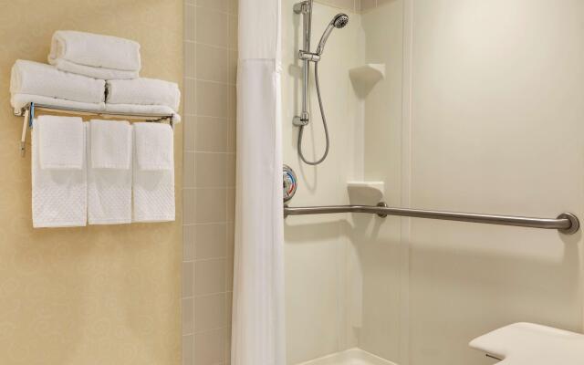 Hilton East Brunswick Hotel & Executive Meeting Center