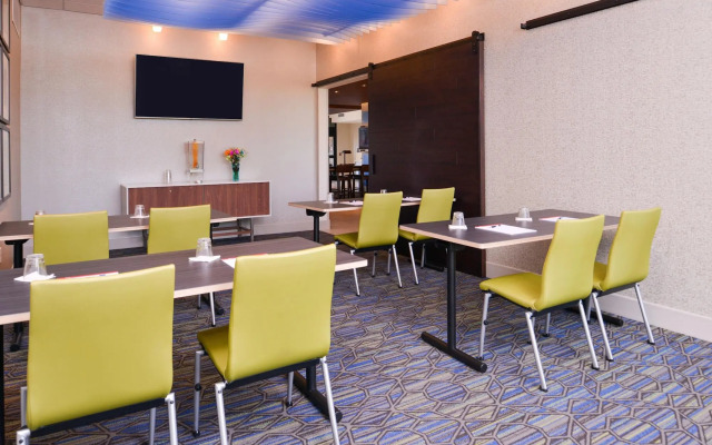 Holiday Inn Express & Suites Olathe West by IHG