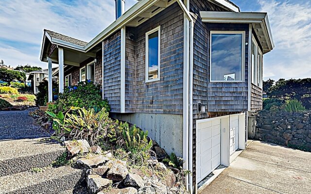 Stunning Coastal Getaway W/ Firepit, Walk To Beach 3 Bedroom Home