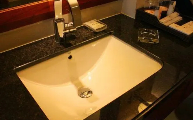 Shanghai Renji Hotel – Bathroom – Shanghai
