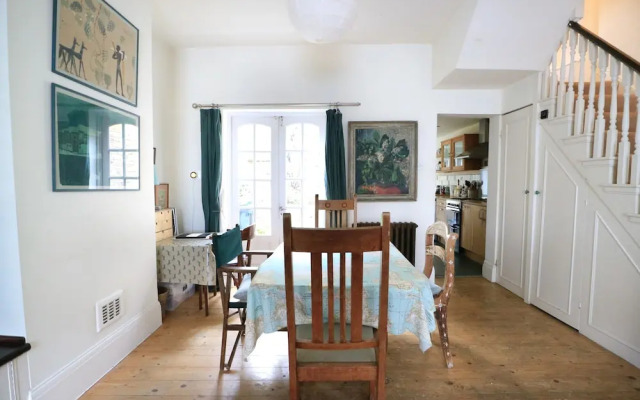 Charming 2 Bedroom House With Garden in East London