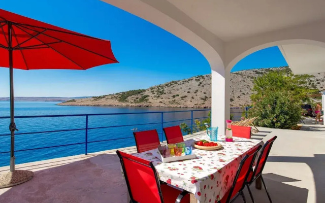 Sunny Beachfront Jablanac Apartments