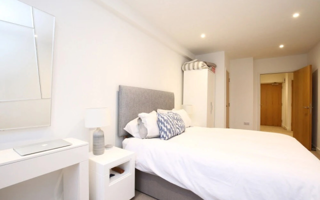 Modern Oxford Apartment + King Size Bed!