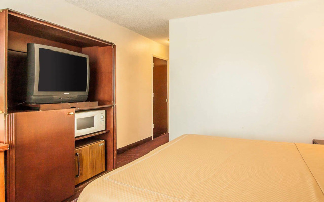 Rodeway Inn & Suites Hwy 217 & 26 W