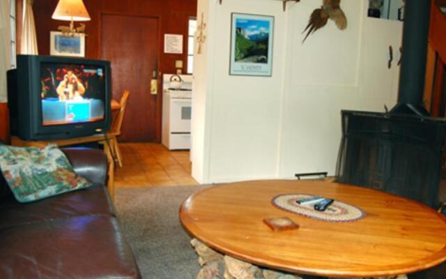 RedAwning Cabin #1B Bear Den