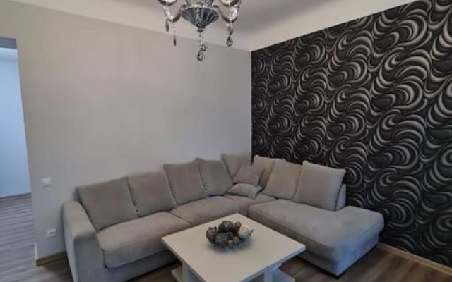 Just renovated 2 room apartment near the Palace