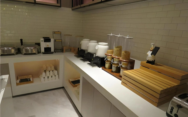 Echarm Hotel (Nanchang Bayi Square Subway Station Wushang MALL)