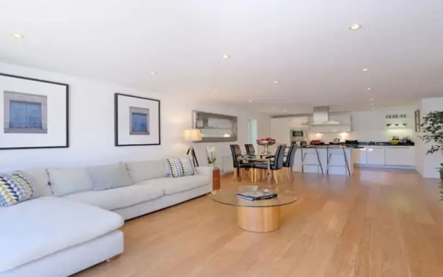 Executive three Bedroom Apartment in Aberdeens West End