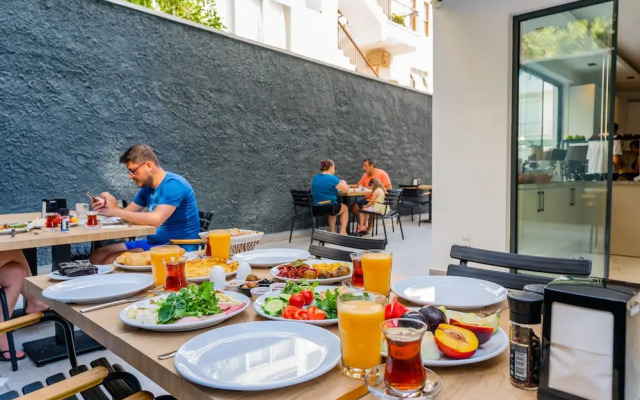 Leonis Hotel