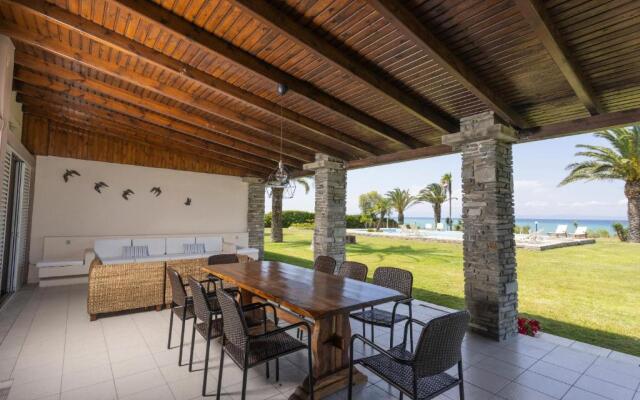 Villa Beachfront Kiss - 4bdrms, Tennis Court, Pool, BBQ, Beachfront