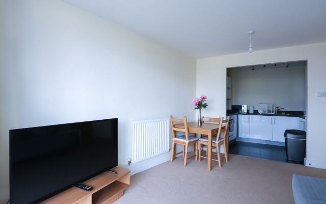 Mordern Top Floor Apartment With Free Parking