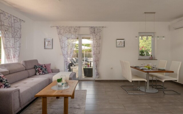 Beautiful Home in Vrecari With Wifi and 4 Bedrooms