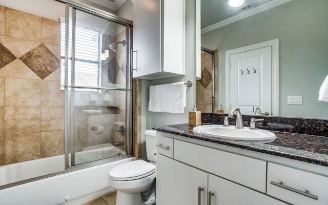 Gorgeous Oak Lawn Townhouse