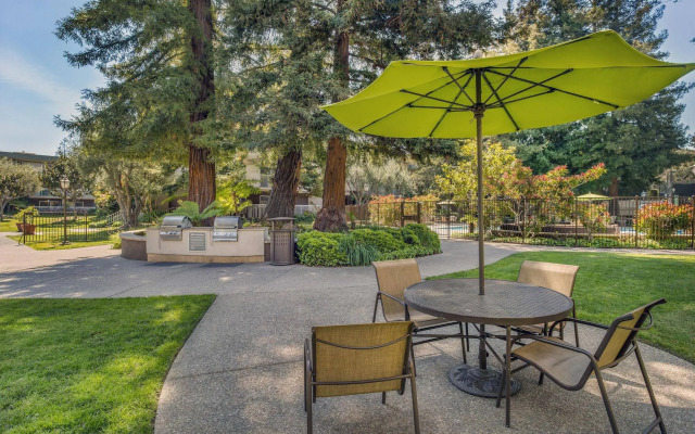 Oakwood At Eaves Mountain View