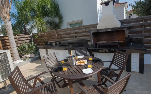 Villa Naomi, Beautiful 4bdr Central Protaras Villa with Private Pool