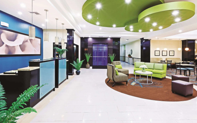 La Quinta Inn & Suites by Wyndham Marshall