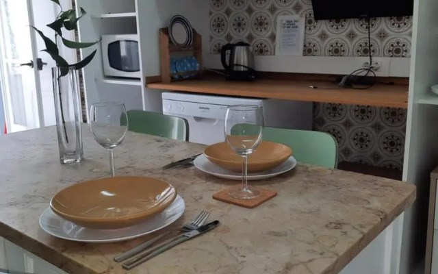 Sunny Terrace Apt, Close to Downtown! 2 Bedroom Flat