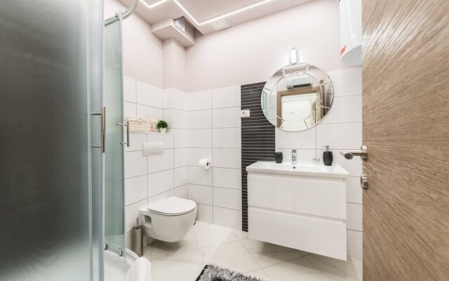 Good Life, Luxury Seafront Apartment