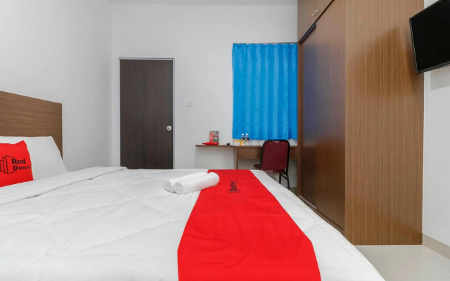 RedDoorz Plus Near Kepri Mall