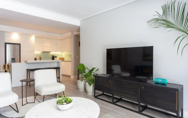 Trendy 2 bedroom apartment in Greenpoint, Cape Town.