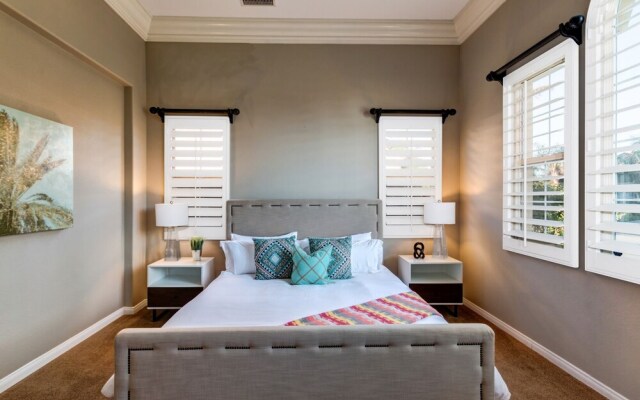 Palm Grove by AvantStay | 15mins From Coachella - Desert Villa - Sleeps 14