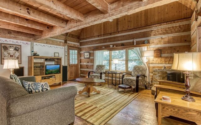 Valhalla - Private Rustic Getaway 2 Bedroom Cabin by RedAwning