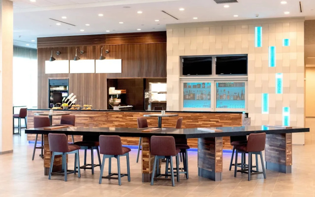 Courtyard Mesa at Wrigleyville West