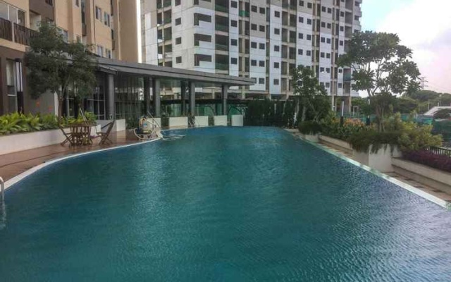Minimalist Studio The Oasis Apartment near Omni Hospital Cikarang By Travelio – Pool – Cikarang