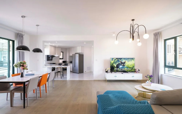 Tyms Elegant 4BR 2BA Apt in Xujiahui
