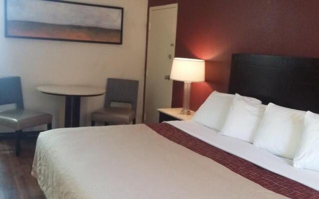 HomeTowne Studios by Red Roof Athens, TN