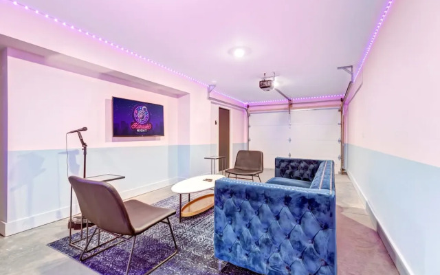 Elvis-themed 13 Beds Rooftop City Views