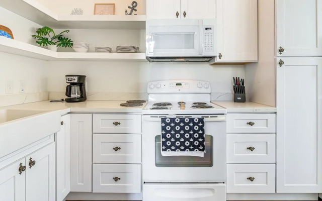 Golden-age Galveston Getaway - Walk to The Strand!