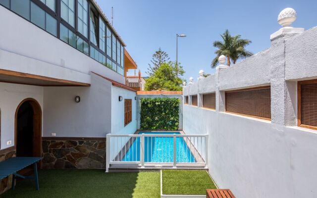 Great house with pool close to beach