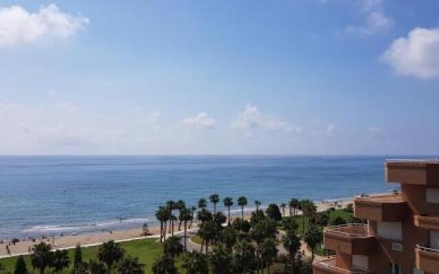 ayf lujoso y moderno en 1  linea de playa