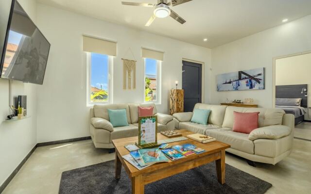 NEW Modern 4BR 4 5BA w Pool Outdoor Dining