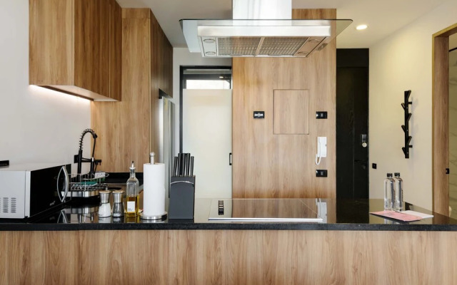 w Deluxe 1BR With Elegant Balcony in Roma Nte