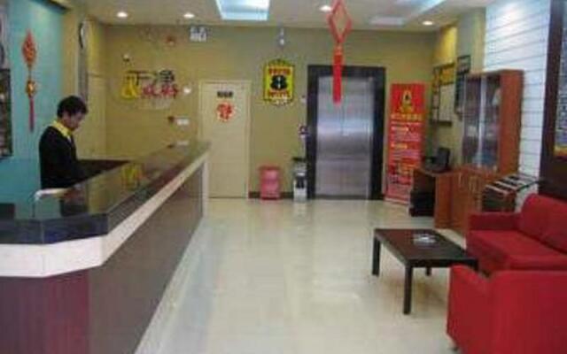 Huayi Hotel (Chongqing Shiqiaopu Metro Station)