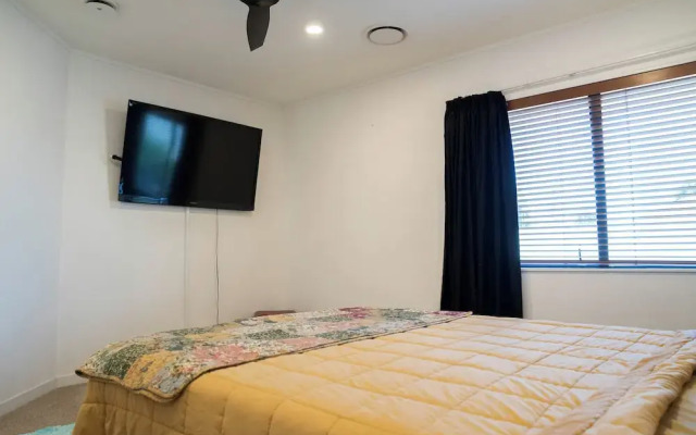 Spacious Eastern Beach Home - 1 Min From Beach!