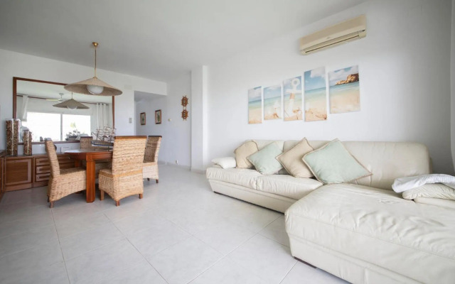 R126 Beachfront Apartment Sant Salvador