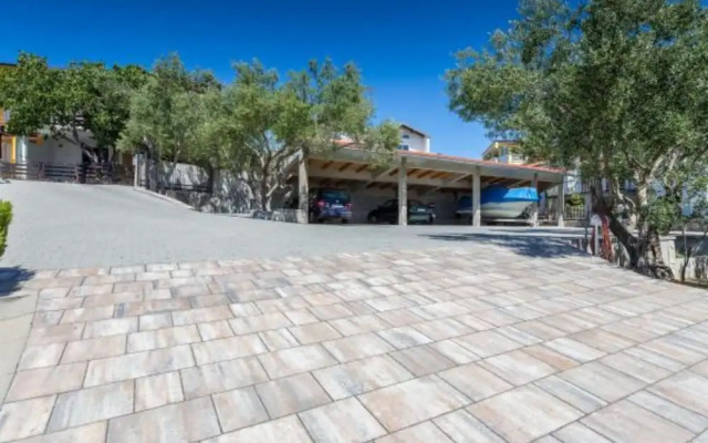 Cozy Seaview Retreat A & M Apartments