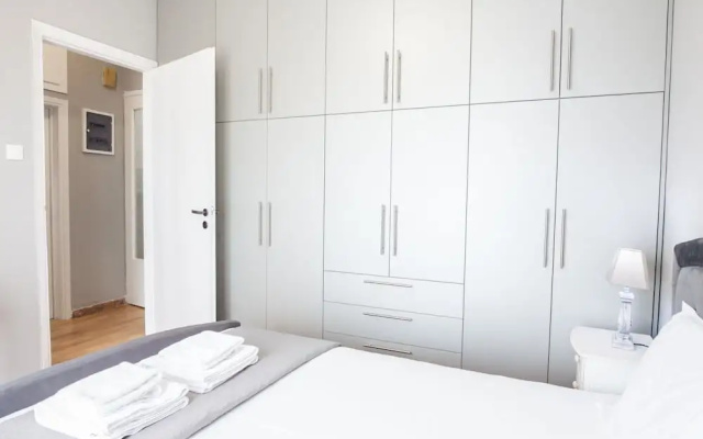 Modern apt with Increbilbe Athens Views