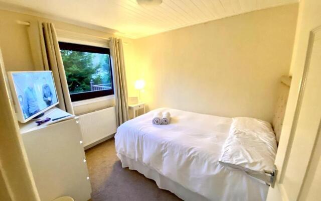 Stunning 4-bedroom Cabin With Hot Tub in Beattock!