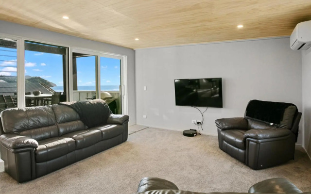 The White Haus - Waihi Beach Upstairs Holiday Unit